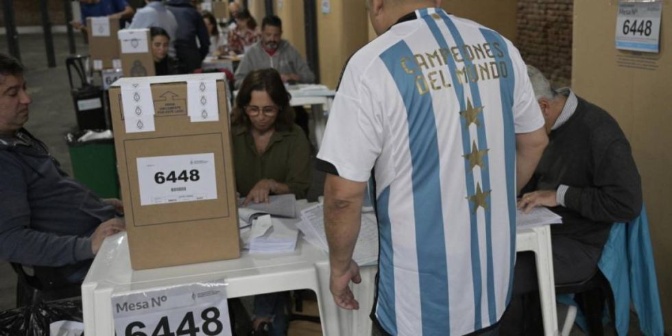 Cerraron las urnas en Argentina con alto ausentismo e inicia la larga espera para conocer resultados