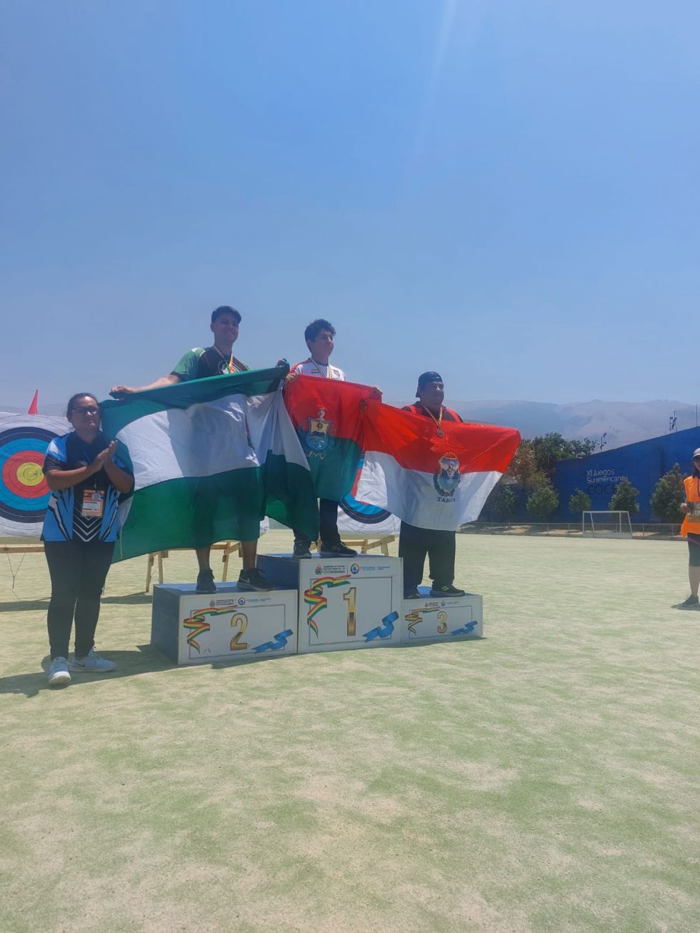 Tarijeño Johan Ortega en el momento de la premiación