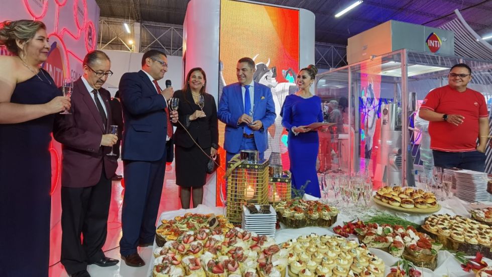 Flamante inauguración del stand de la Droguería Inti