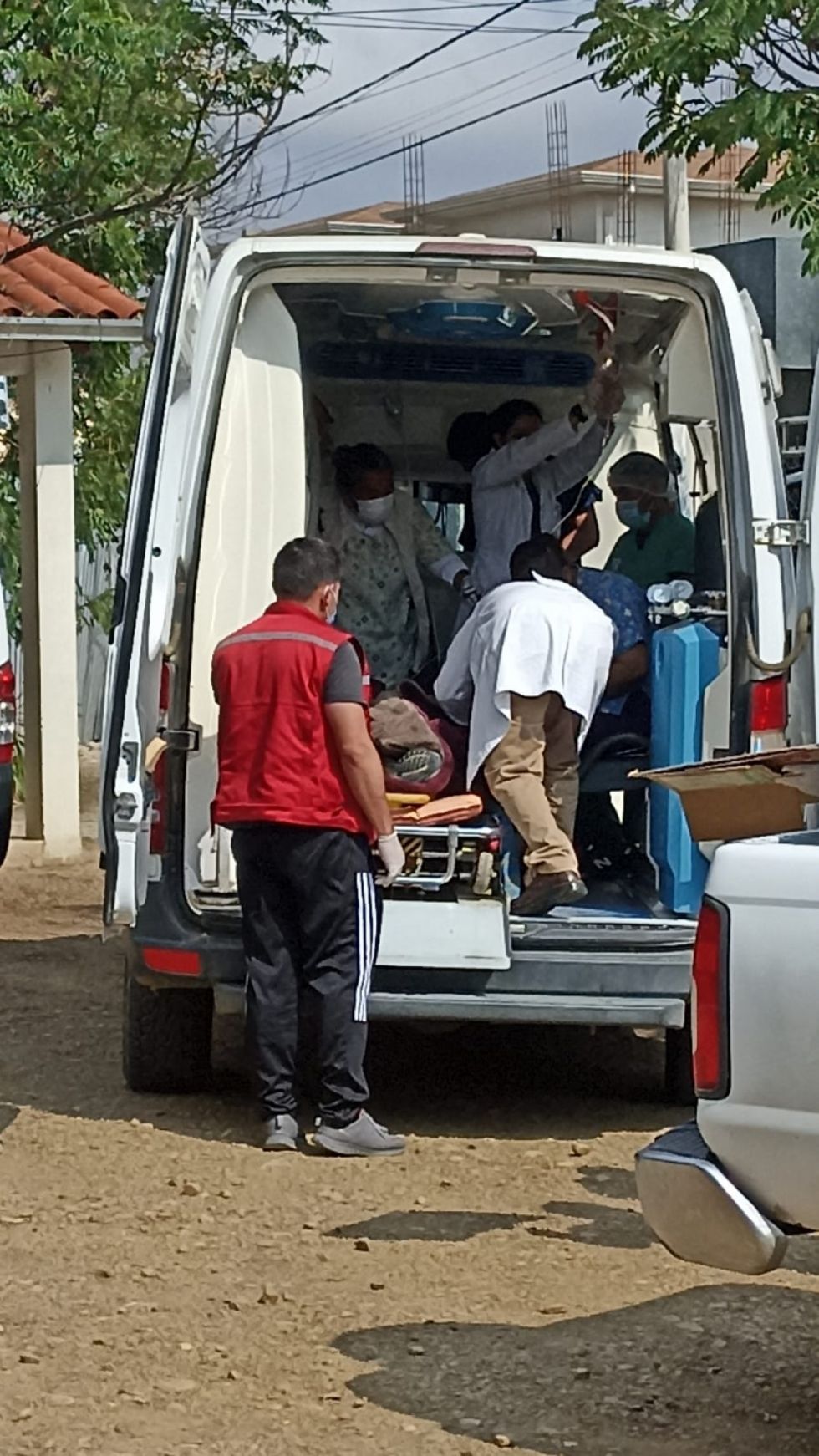 Ambulancia llega con heridos al hospital de San Lorenzo