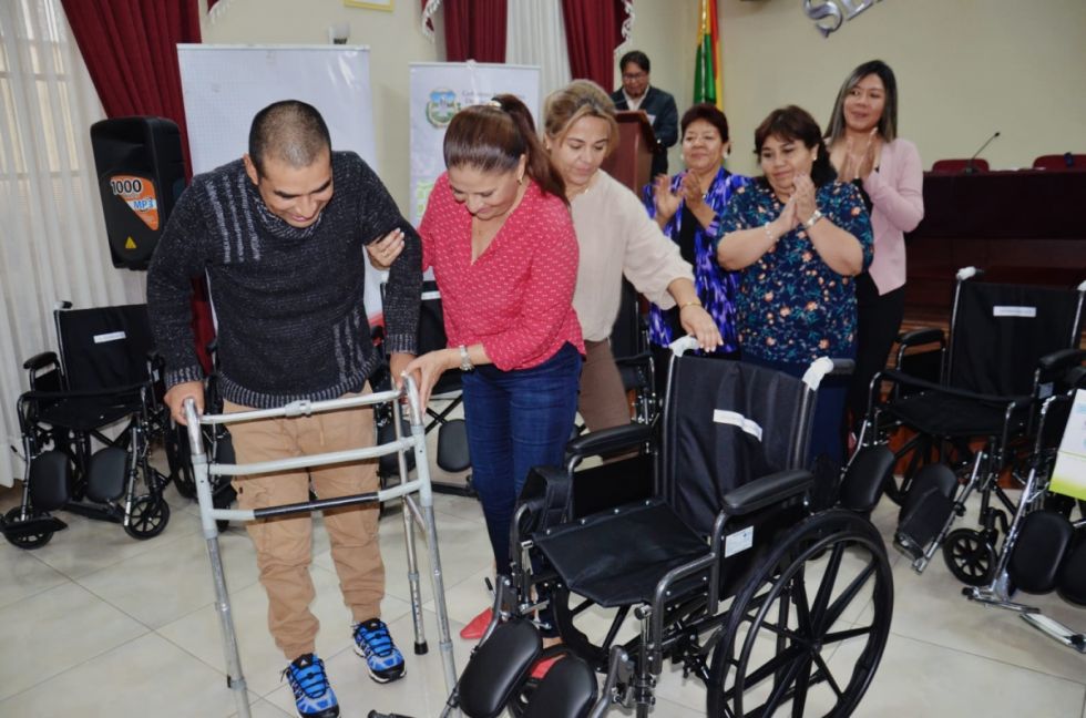 Gobernación de Tarija entrega sillas de ruedas y prótesis 