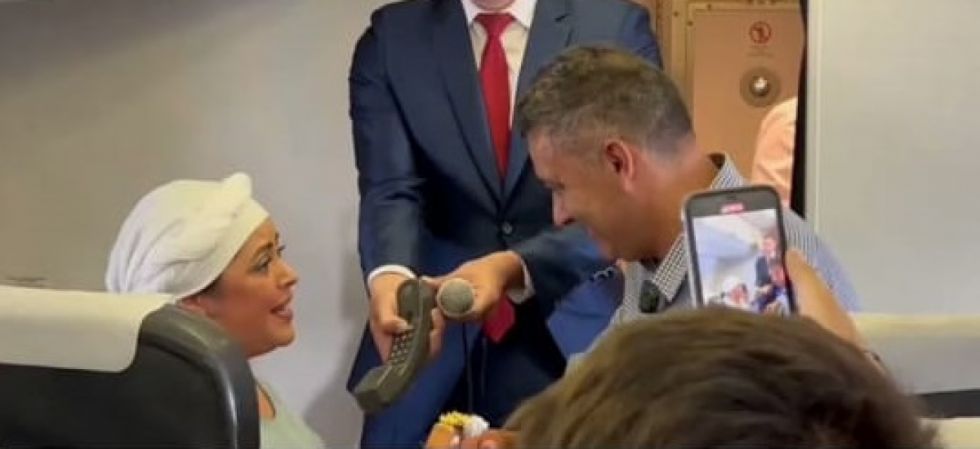 Canedo y Prada cantan “La cuesta de Sama” en el vuelo inaugural de BoA a Cuba (Video)