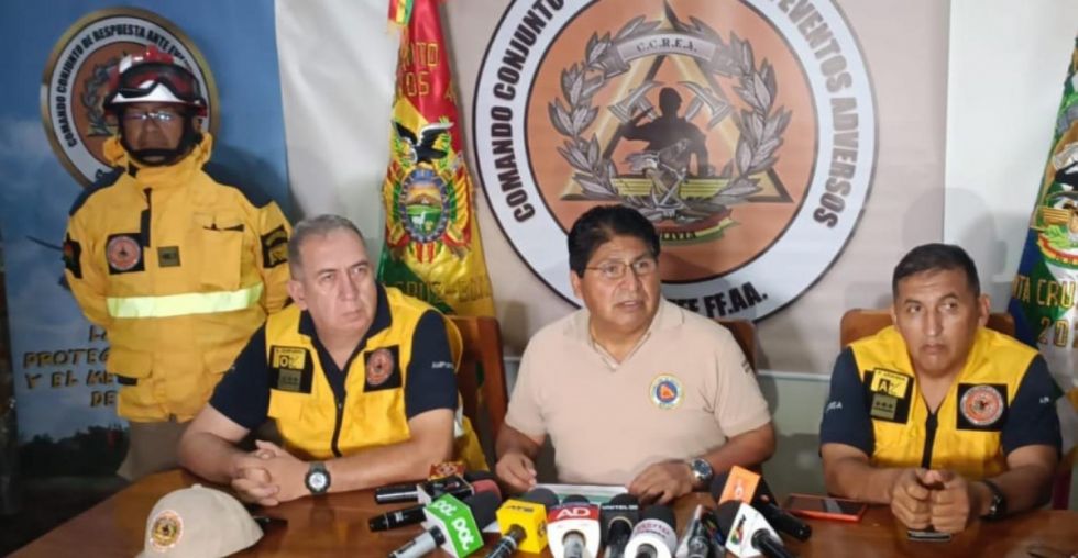 Trabajo de bomberos forestales, descargas aéreas y lluvias van sofocando incendios en municipios cruceños