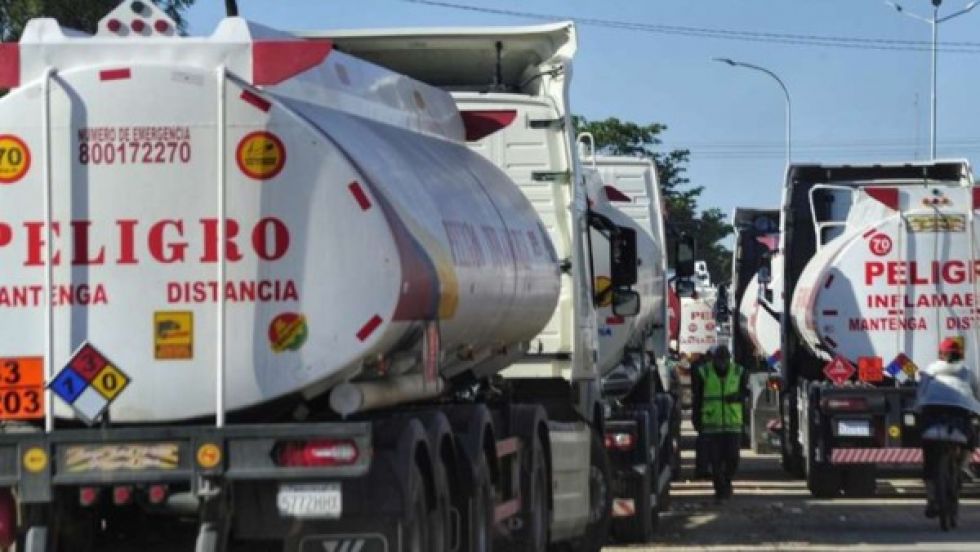 Ministerio de Hidrocarburos y YPFB admiten problemas de pago por la importación de combustible