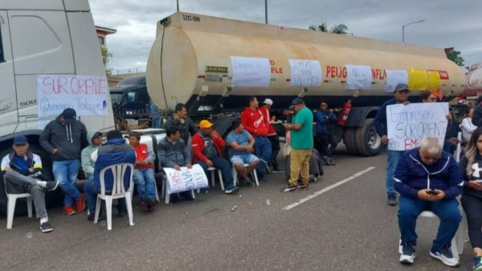 Cisternas bloquean oficinas de YPFB en Santa Cruz