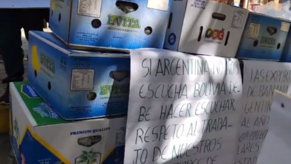 Bananeros del Trópico protestan en la puerta de la Embajada de Argentina en demanda de pago