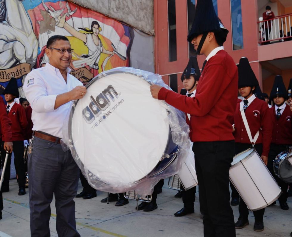 El Colegio Eustaquio Méndez recibe instrumentos musicales