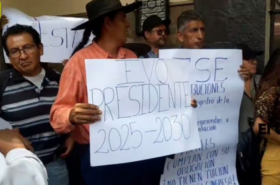 Militantes del MAS realizaron vigilia en el TED en apoyo a Evo