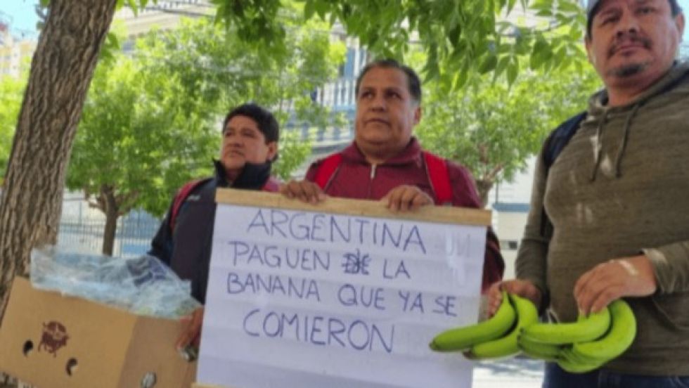 Bananeros logran compromiso del Gobierno para que interceda y consiga que Argentina pague su deuda