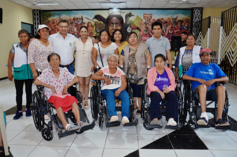 Gobernador dotó de sillas de ruedas, bastones, implementos de aseo, ropa y paquetes solidarios al Pueblo Guaraní en Yacuiba