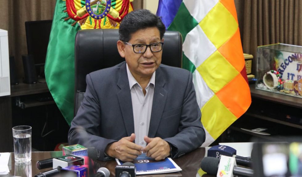 Ministro de Educación se querella por calumnia contra la dirigente que lo denunció por corrupción
