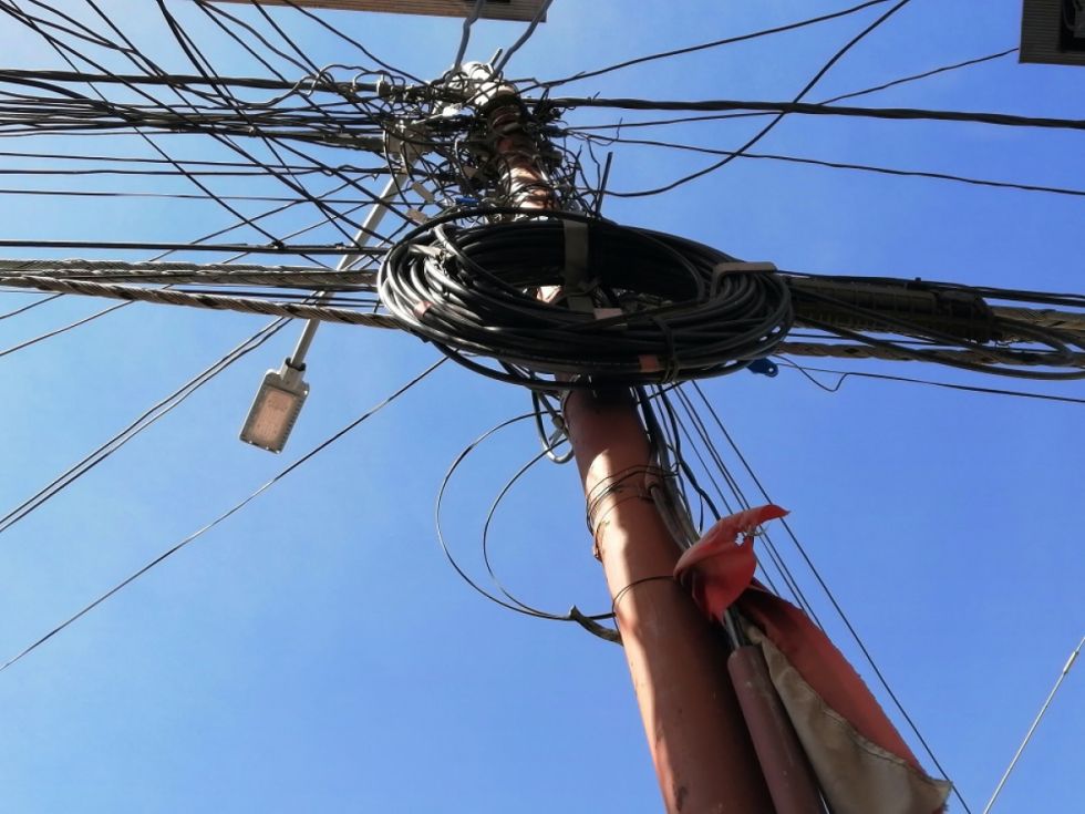 Falta de reglamento impide sacar la maraña de cables en la ciudad 