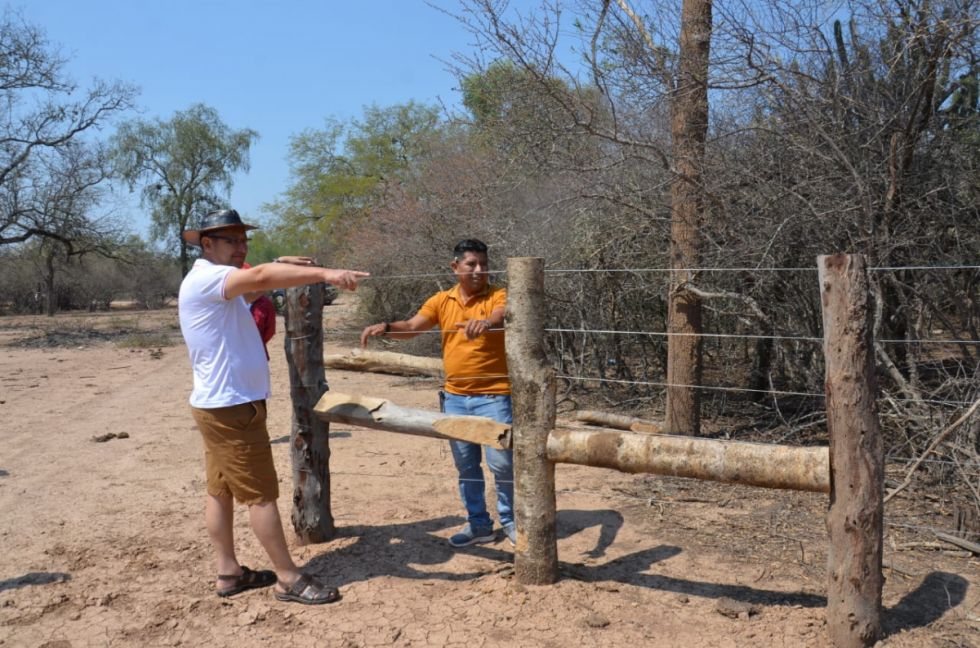 Gobernador inspeccionó y entregó cerramiento de terrenos del pueblo Tapiete en Villa Montes