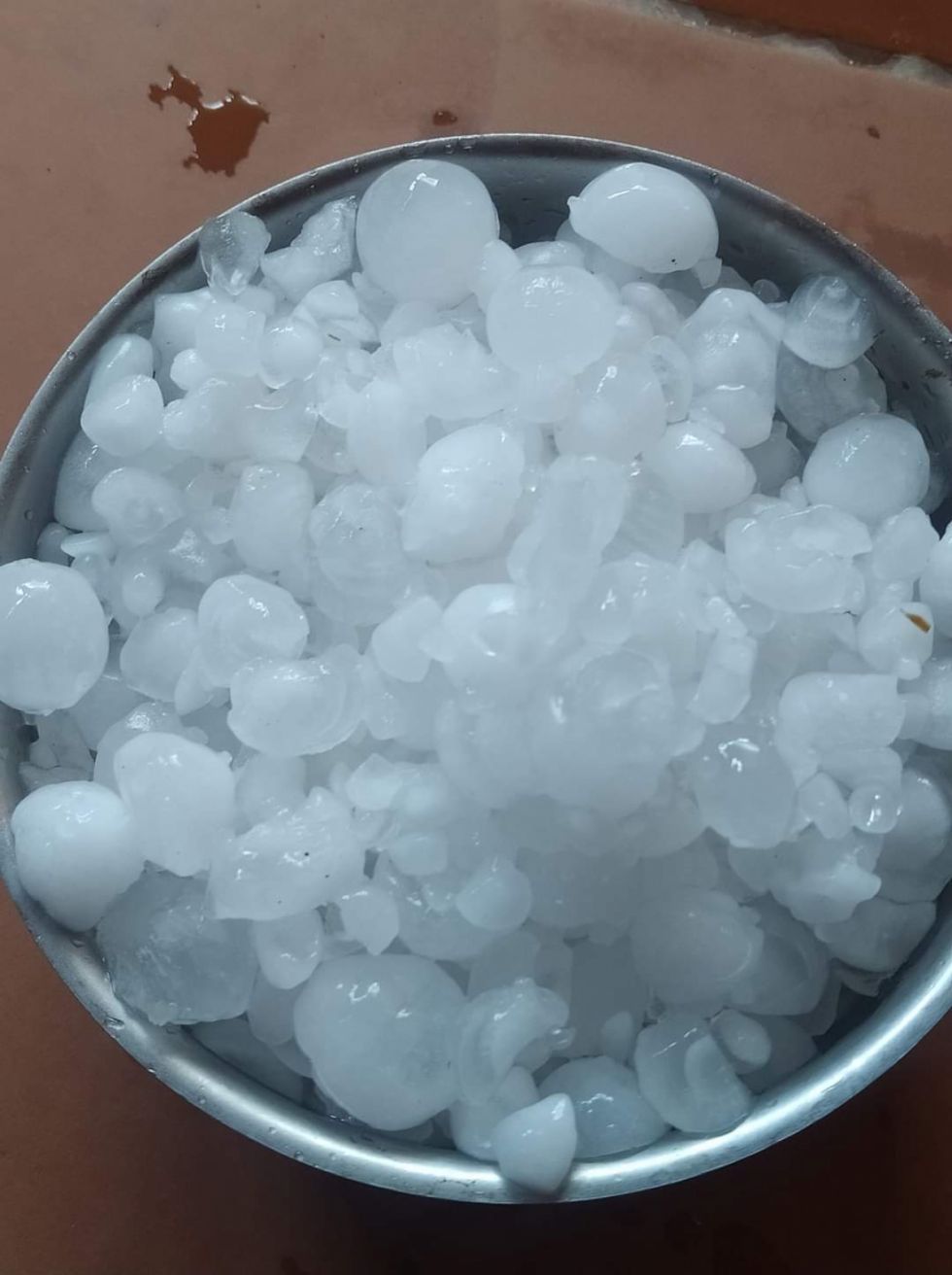 Cae granizada en barrios de Tarija (Video)