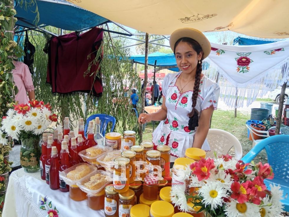 Cerca de 25 productores de miel exponen exquisitos productos en Obrajes Tarija