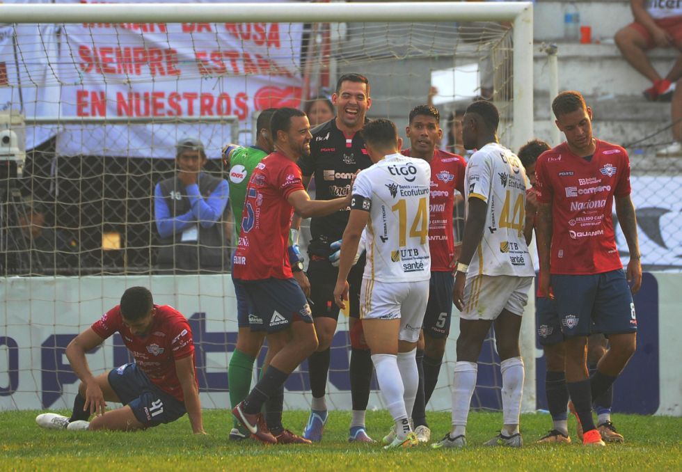 Real Santa Cruz cede un  empate ante Wilstermann