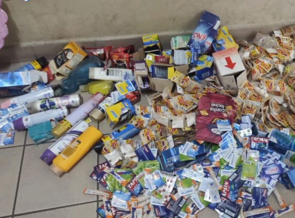 Hallan más de 500 sobres de bicarbonato vencidos que se comercializaban en la Parada del Norte