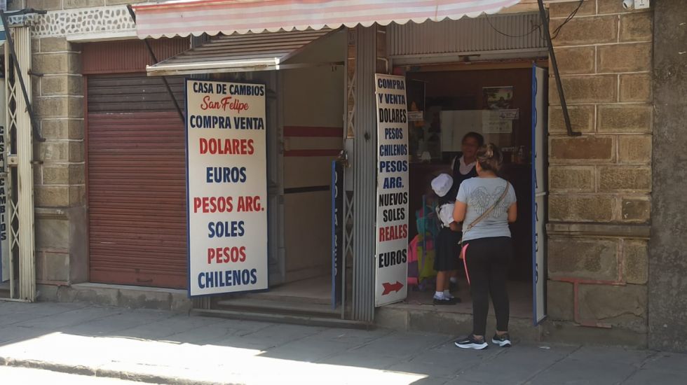 La falta de dólares persiste, menos en las casas de cambio