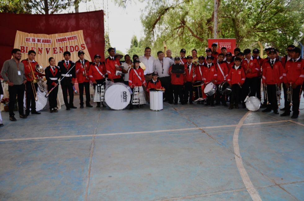 Gobernación dotó de 50 instrumentos musicales a la Unidad Educativa 15 de Abril de la comunidad de Erquis Norte