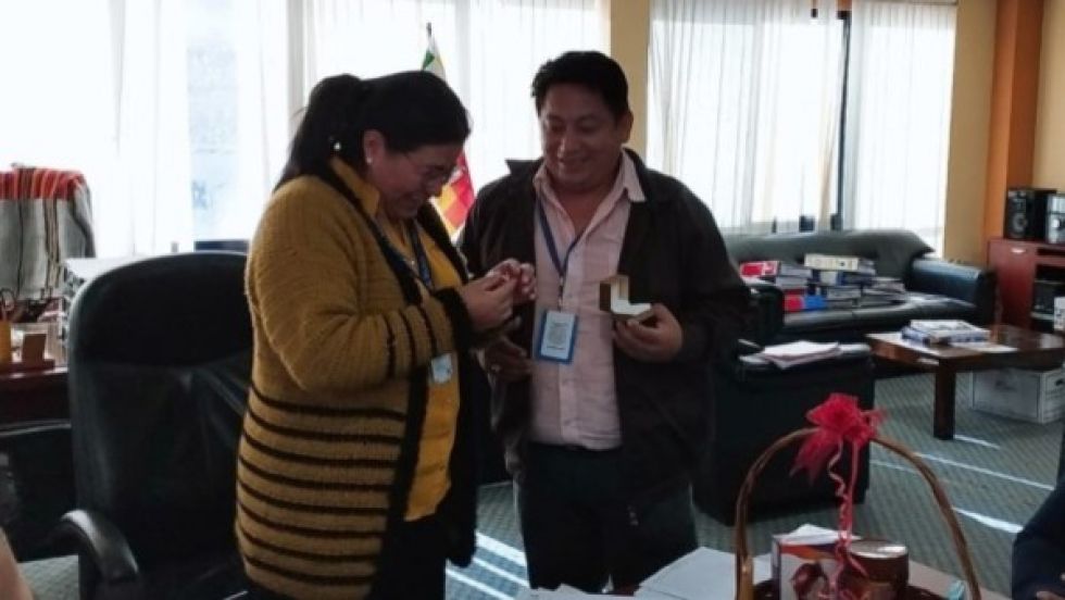 Oposición advierte clientelismo político en regalo de anillo de oro de alcalde a directora de FDI