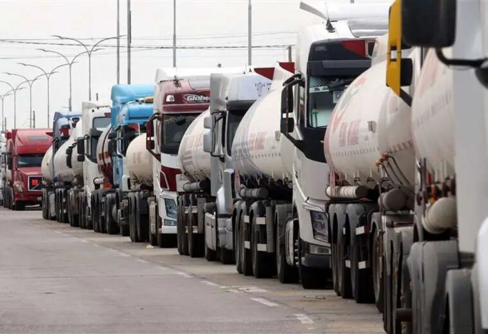 Transporte presiona por diésel, YPFB dice que hay lo suficiente 