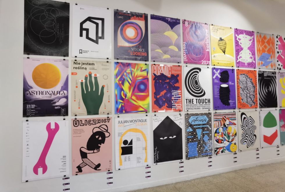 Aún más carteles de la categoría cultural.