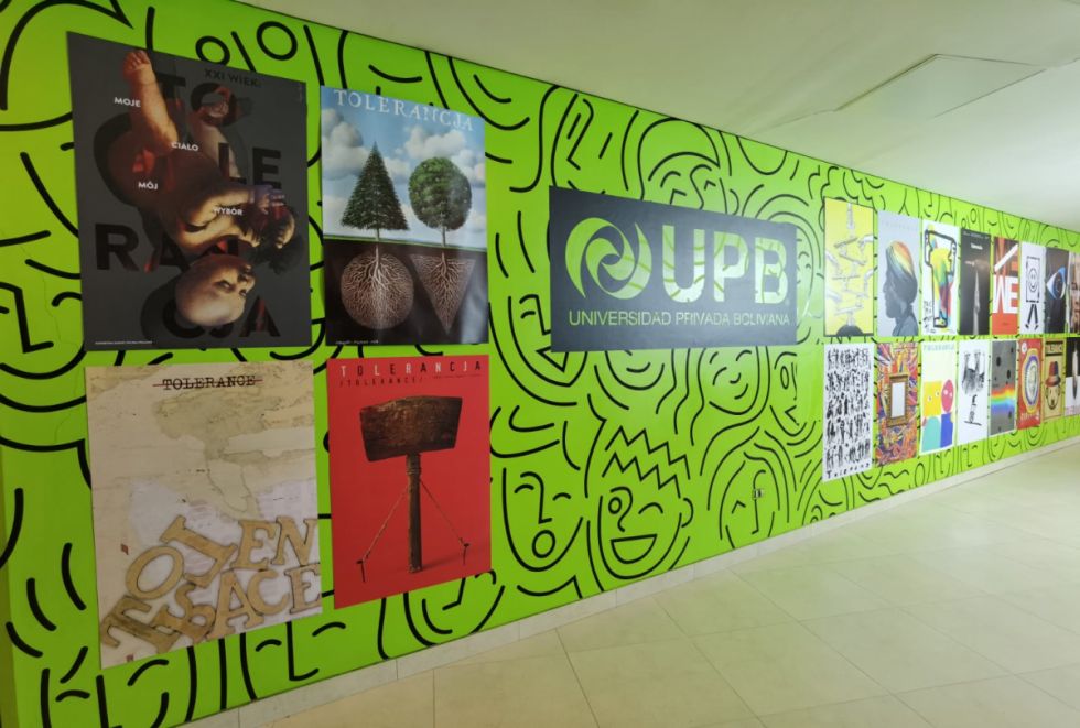 Carteles en exhibición. 