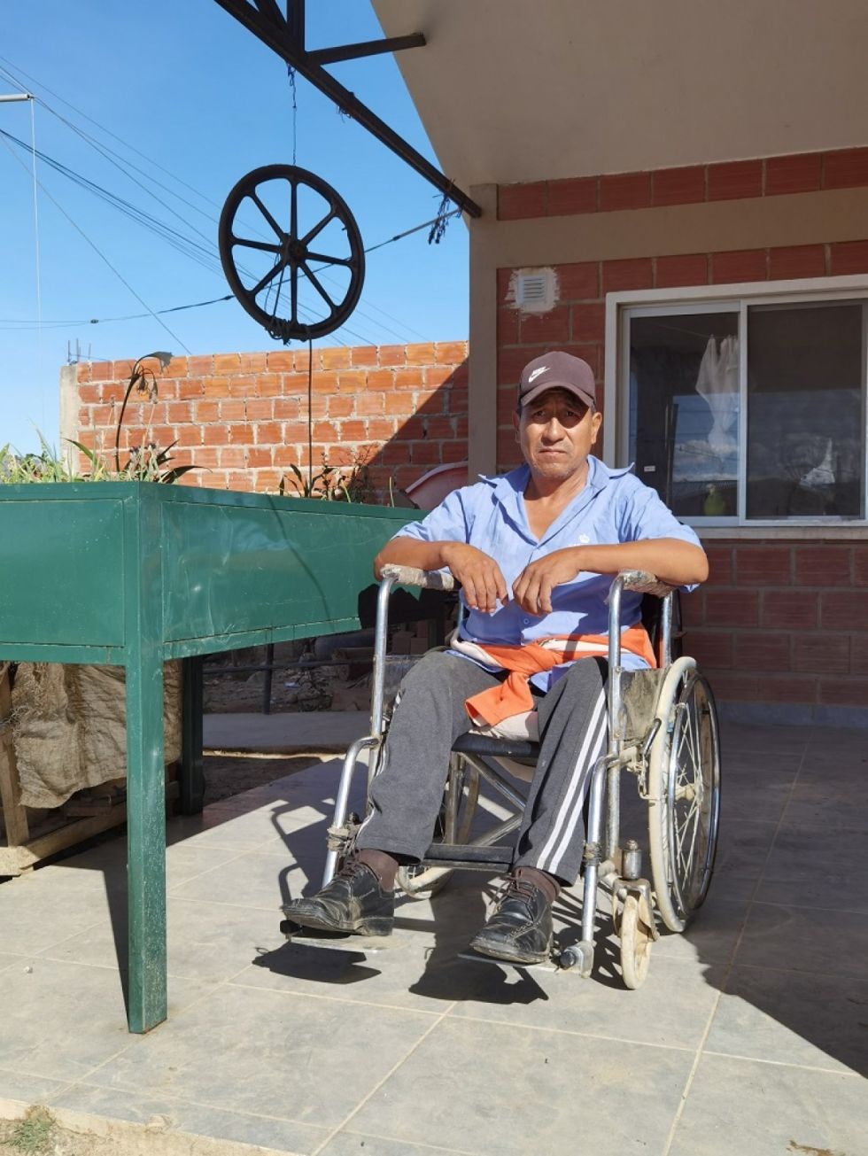 El señor Juan Ochoa con su huerta equipada