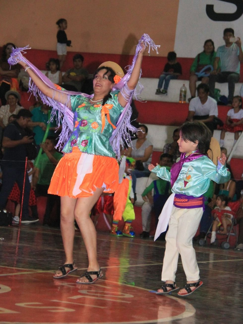 Alegres danzas chapacas. 