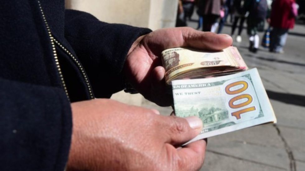Ante la escasez de dólares, algunos bancos sugieren a usuarios ir a las casas de cambio