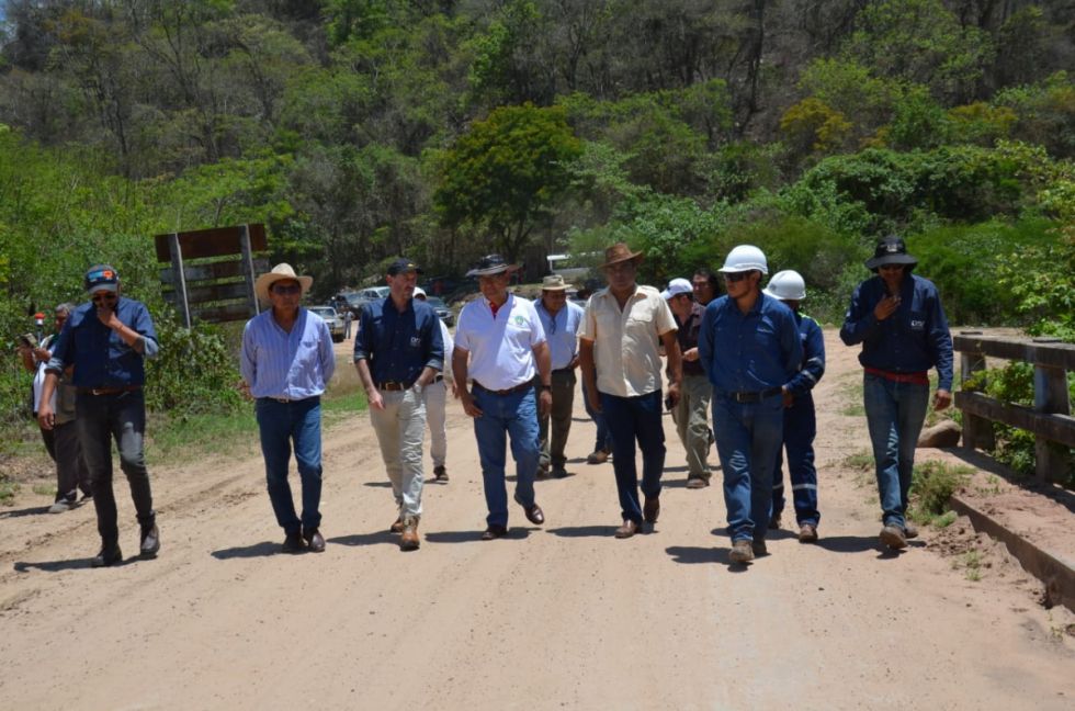 El Gobernador de Tarija inspeccionó el avance de la construcción de la carretera Bermejo-San Antonio