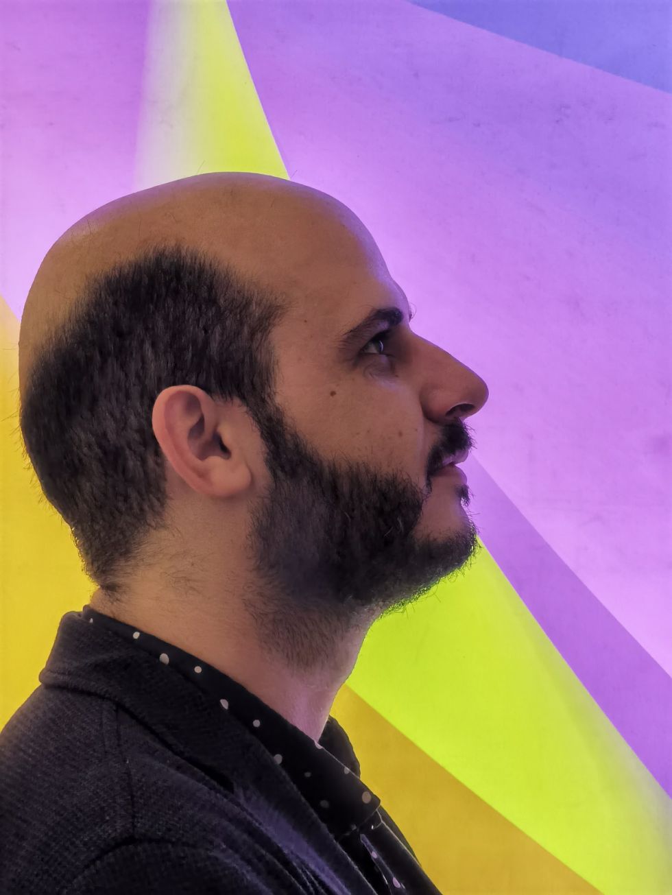 Javier Jaén frente al cráter de impacto