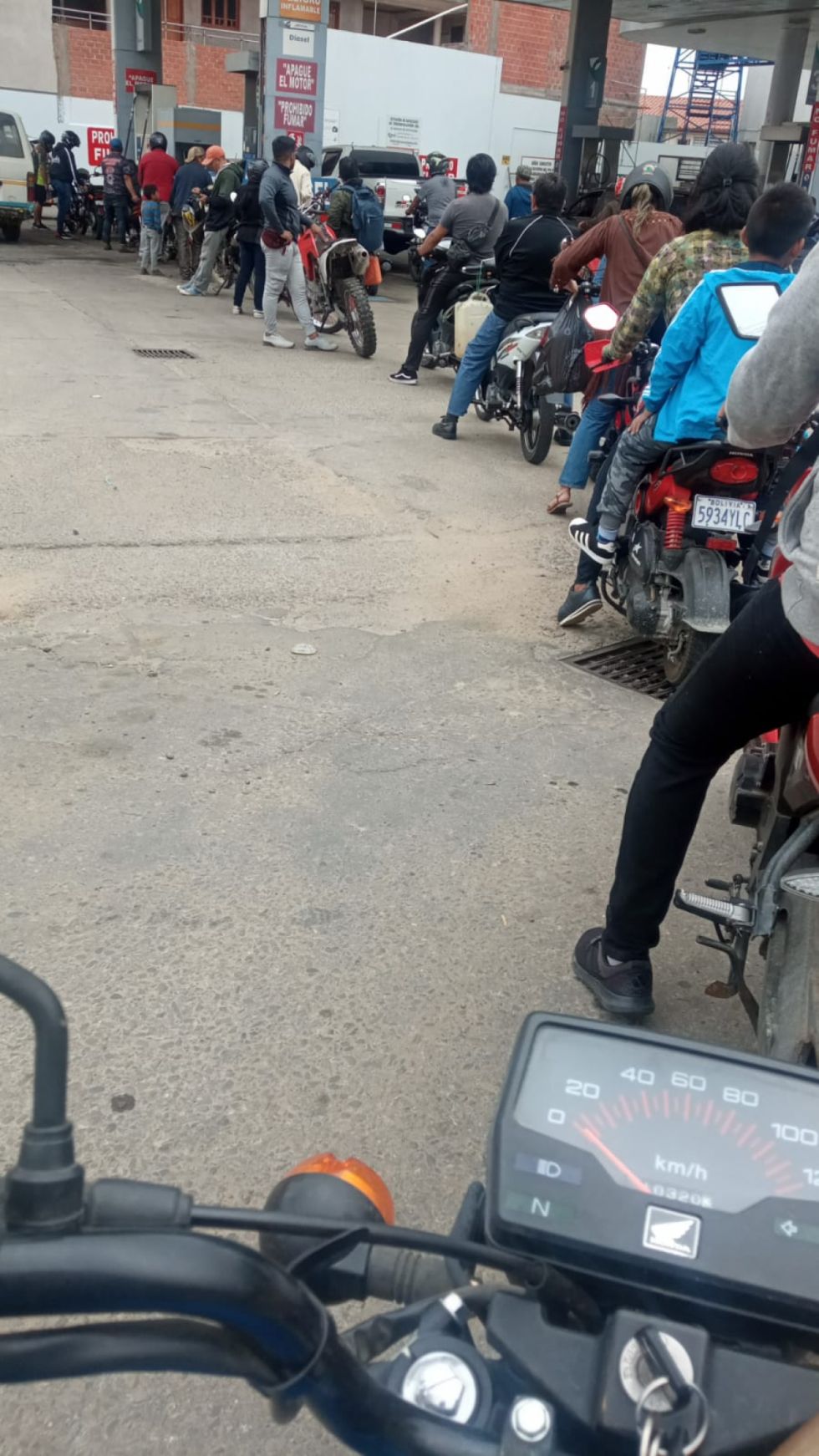 Estaciones de servicio en Tarija registran largas filas de movilidades 
