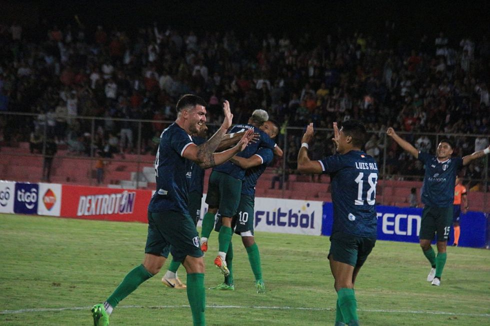 Jugadores de Tomayapo festejan  la clasificación a la Copa Sudamericana tras el pitido final del árbitro 