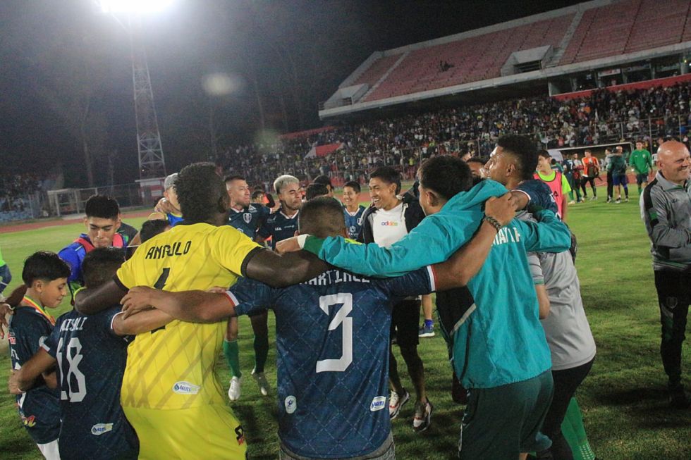 Emotiva celebración de los jugadores de Tomayapo