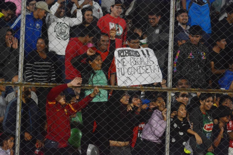 El público pide la polera de Thiago Ribeiro