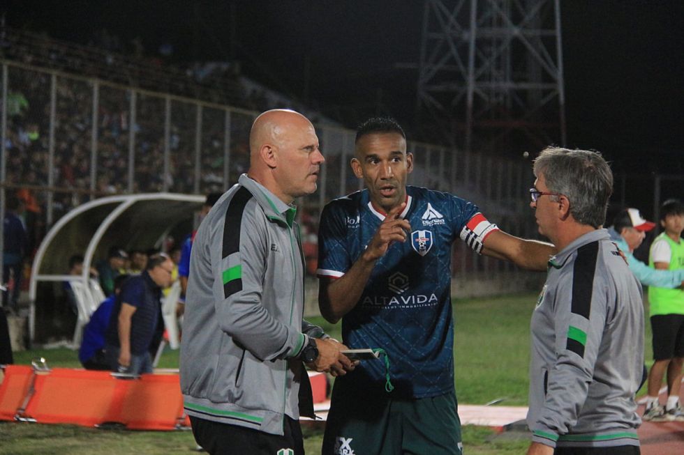 Thiago Ribeiro conversa con el cuerpo técnico 