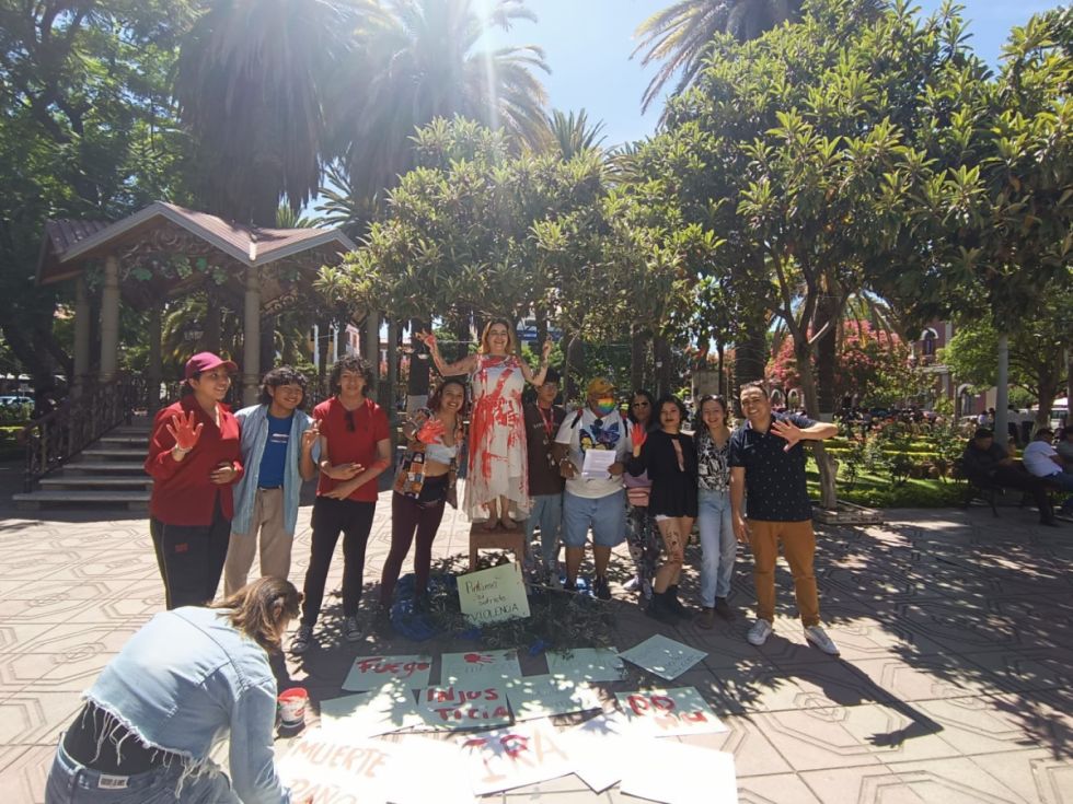 Activistas realizaron una manifestación artística pidiendo respeto a los Derechos Humanos
