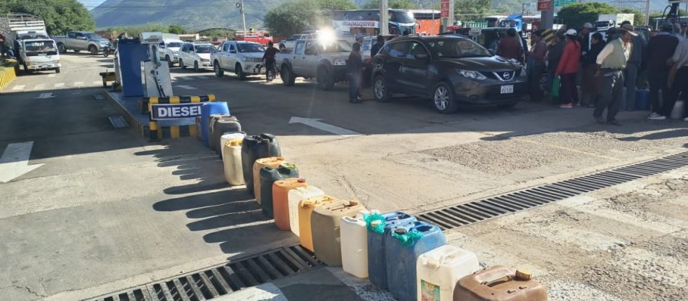 Falta de combustible pone en riesgo el transporte de buses