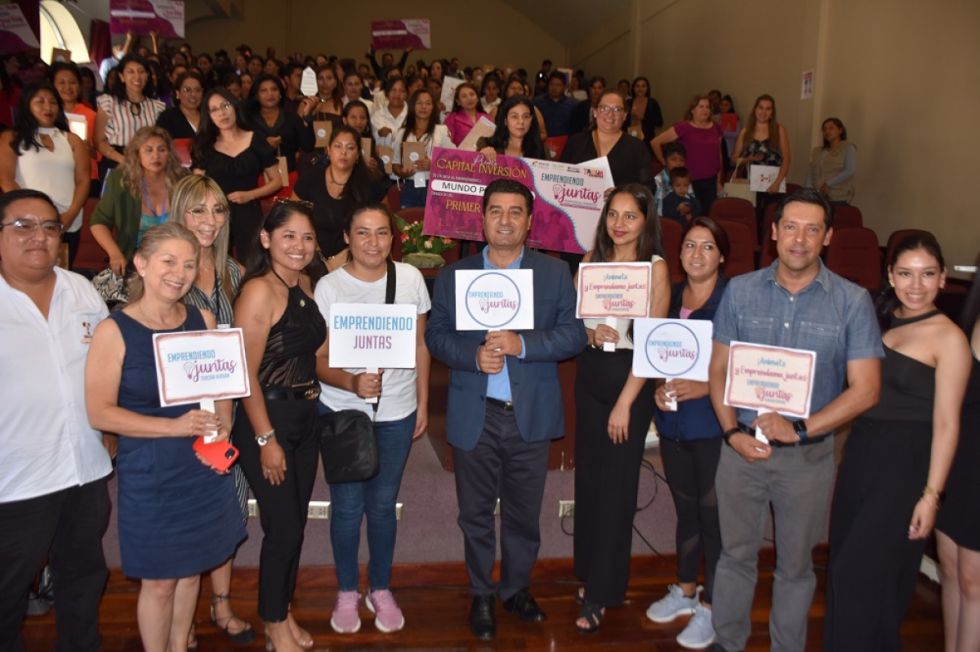 Alcaldía premió a 10 ganadoras del programa “Emprendiendo Juntas” 