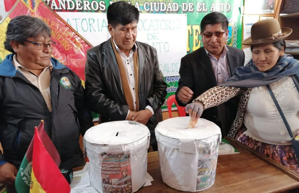Alistan recolección de firmas para revocatorio a Eva Copa