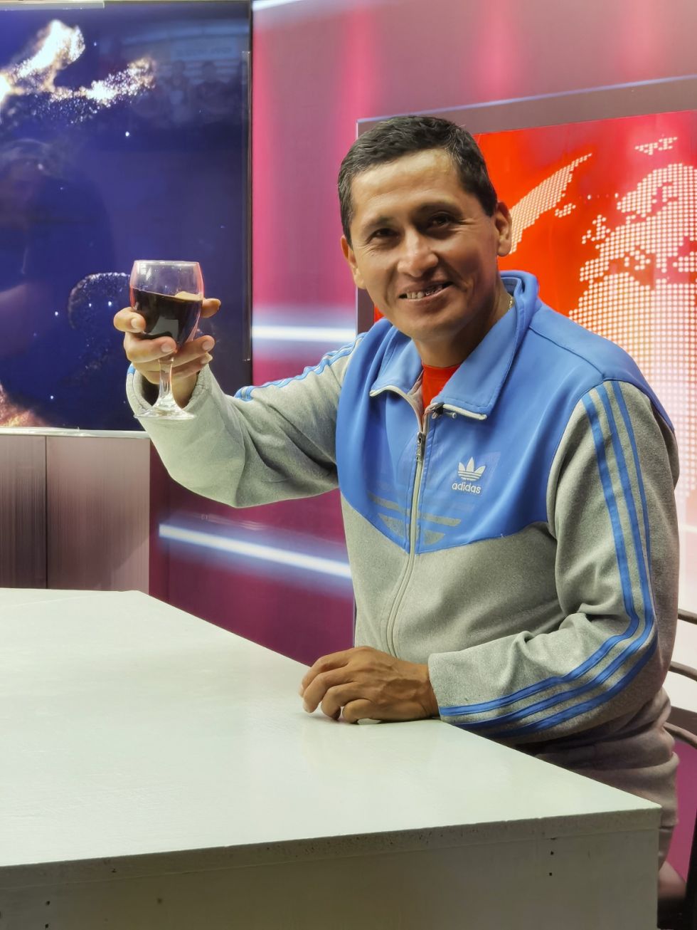 Armin Romero brinda sin alcohol