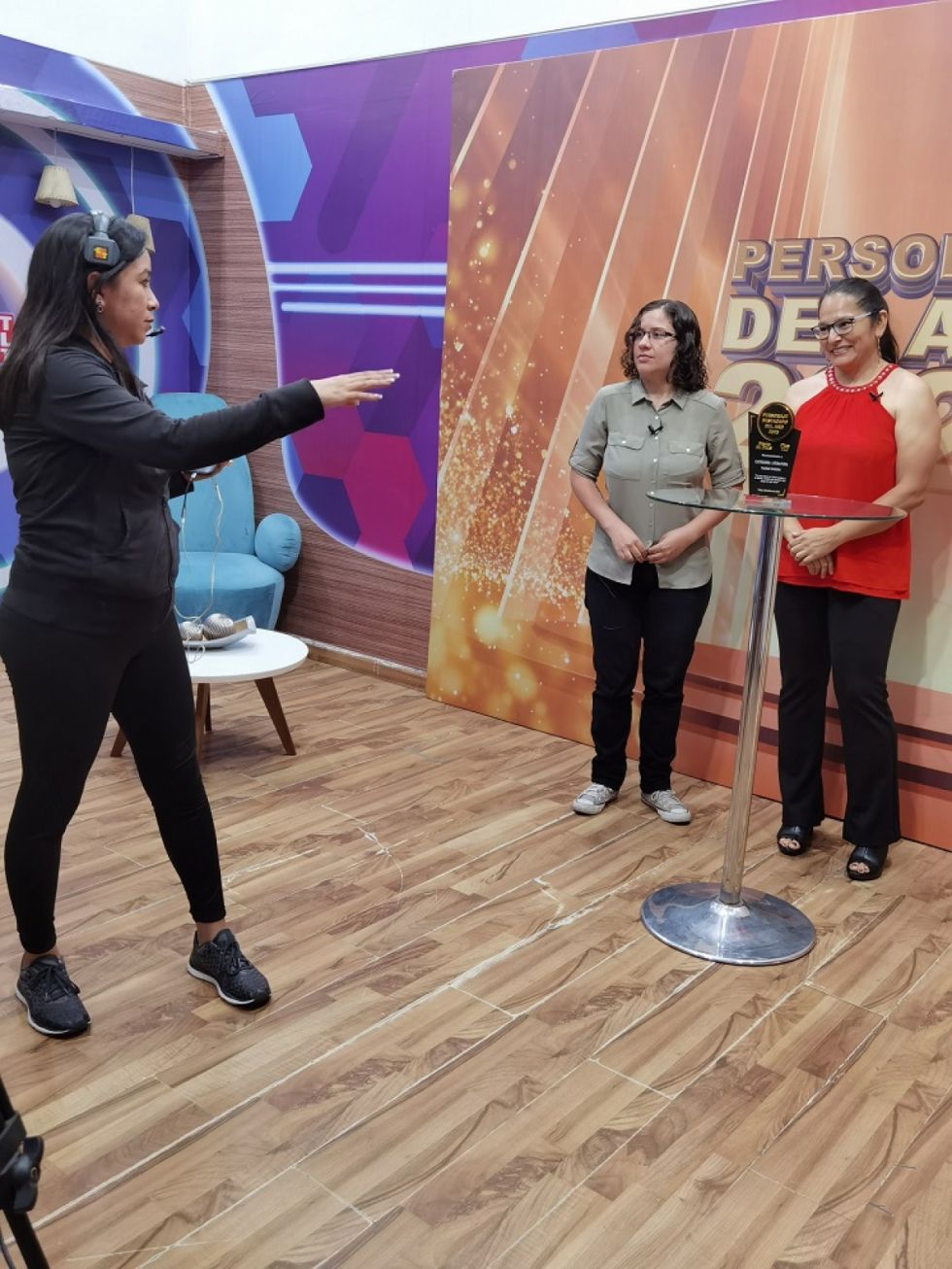 La productora Paola Peralta da indicaciones a las protagonistas de la escena