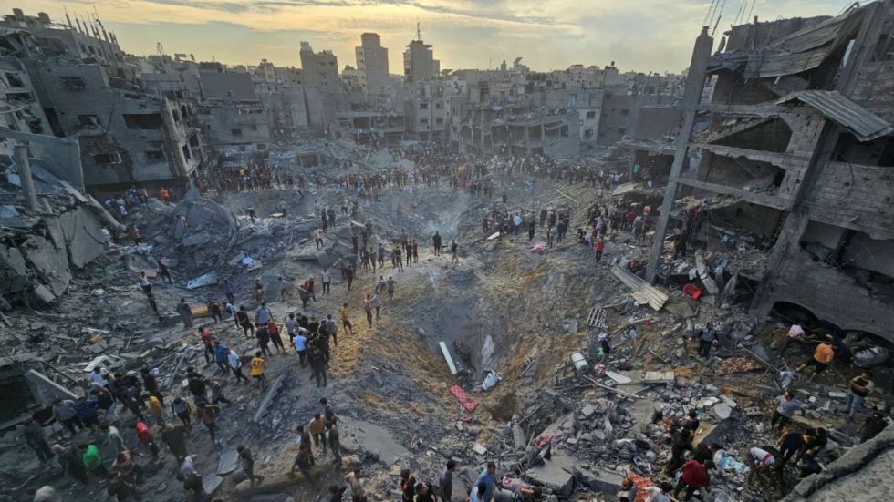 Israel abre un cruce de ayuda a Gaza pero intensifica bombardeos