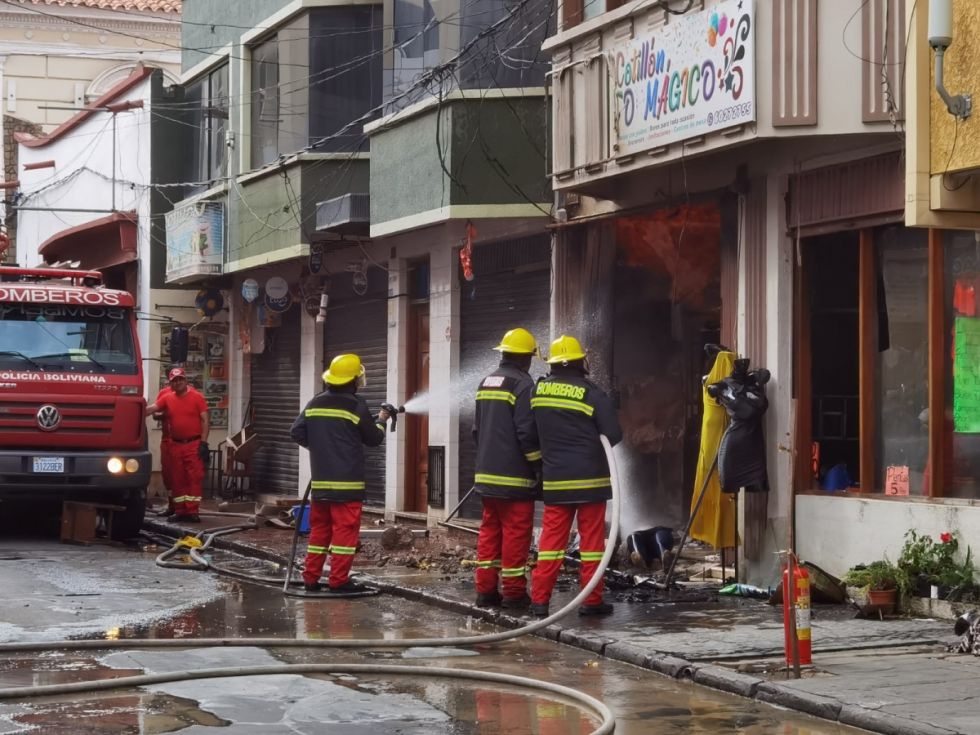 Fuga de gas provoca incendio en un comercio con varias tiendas (Video)