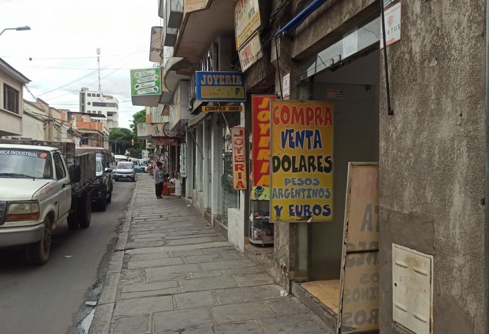Escasea otra vez el dólar, casas de cambio lo venden a Bs 7,70