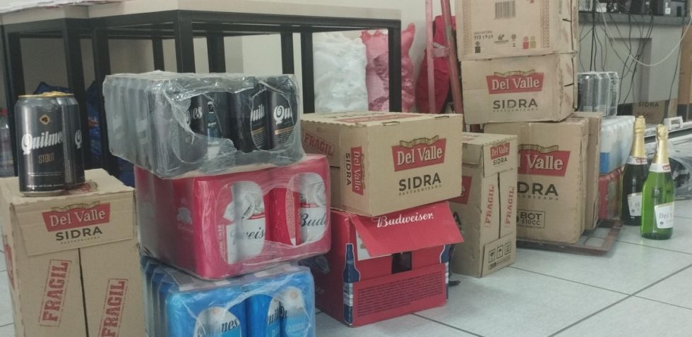 Comisan bebidas de contrabando en operativo en el mercado Campesino (Videos)