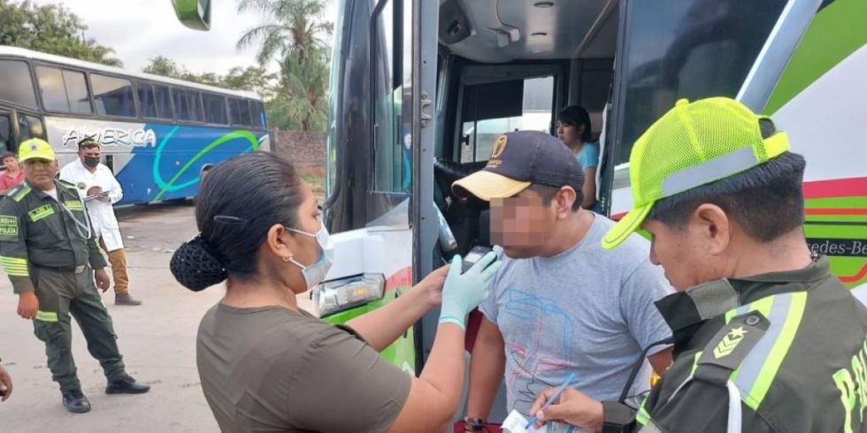 Tránsito identifica a conductores con aliento alcohólico en Santa Cruz