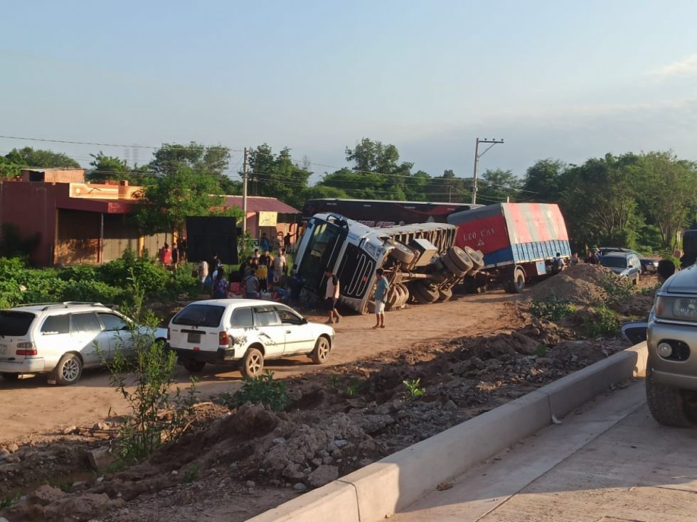 Saquean un camión que volcó en la ruta 9 en Yacuiba (Video)