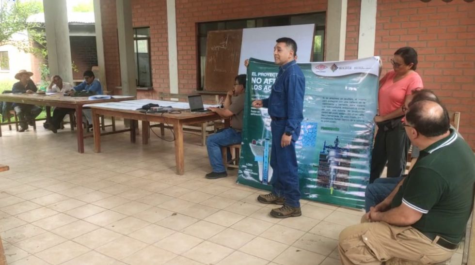 Técnicos explicando el proyecto